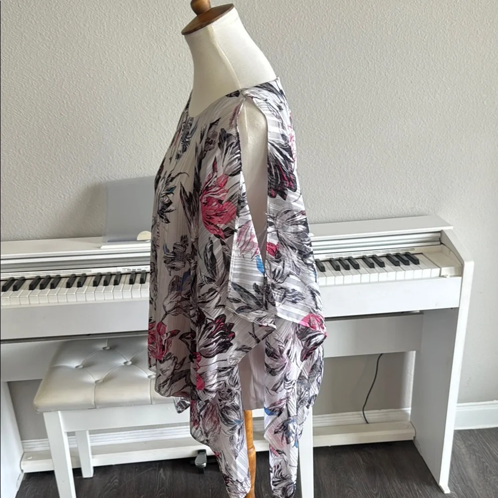 Jennifer Lopez Gray, Pink, and White Blouse sz Large - Picture 2 of 7